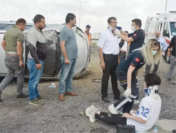 SÜRÜCÜ ADAYININ KULLANDIĞI ARAÇ TAKLA ATTI: 2 YARALI