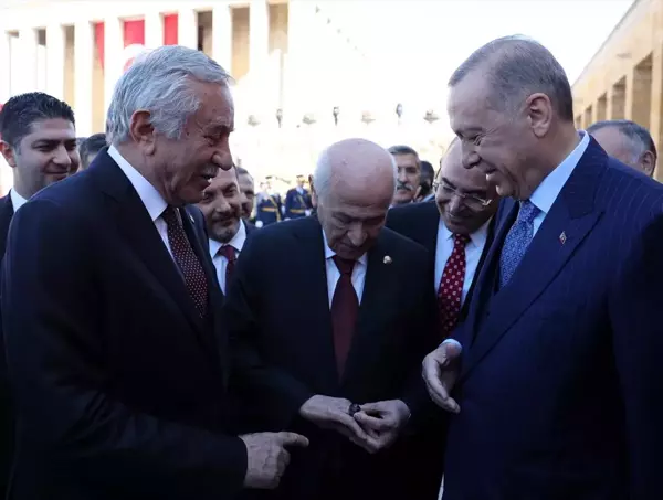 Anıtkabir'de ilginç anlar! Cumhurbaşkanı Erdoğan dahil herkes Bahçeli'nin yüzüğüne takıldı