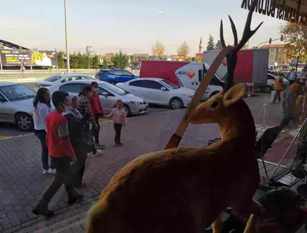 Bu dükkana gelenleri geyikler ve çitalar karşılıyor