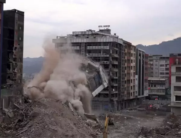 Son dakika! Rize'de kentsel dönüşüm çalışmalarında yıkımlar sürüyor