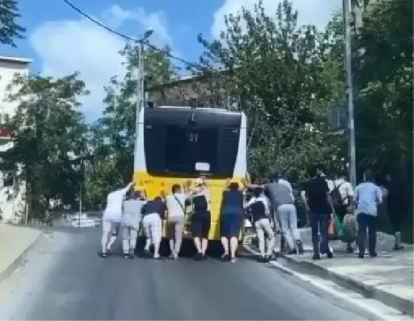 Sarıyer'de arızalanan İETT otobüsünü yolcuların ittiği anlar kamerada