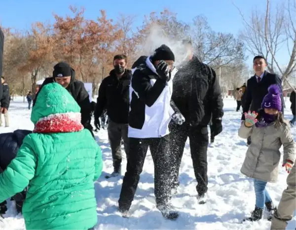 Son dakika haber! VALİ FESTİVALDE ÇOCUKLARLA KAR TOPU OYNADI, ŞEHİT 120 GENÇ ANILDI