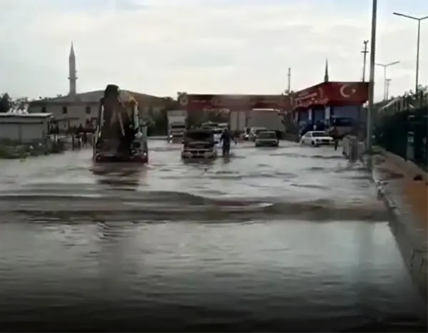 Ankara'da etkili olan yağış sonrası Sincan Cezaevi önü göle döndü