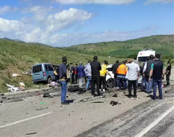 Son dakika haberleri... SİVAS'TA OTOMOBİL İLE HAFİF TİCARİ ARAÇ ÇARPIŞTI: 9 ÖLÜ