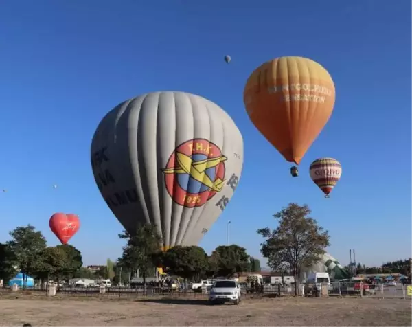 ÜRGÜP'TEKİ FESTİVALDE İLK DOZ AŞISINI YAPTIRAN 100 KİŞİ BALONA BİNDİ