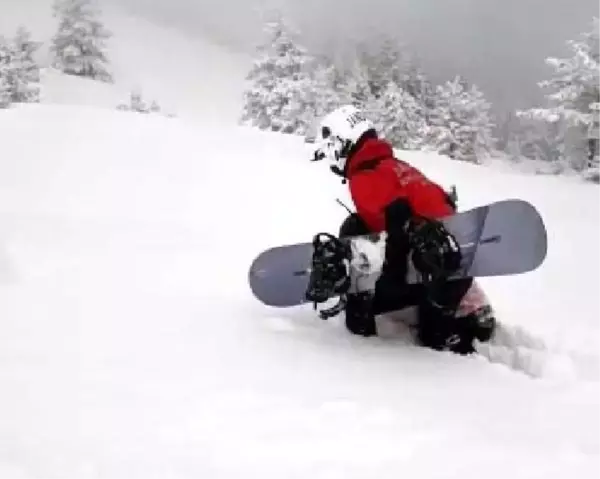 Snowboard yaparken pistten çıkarak kaybolan tatilciyi JAK timi kurtardı