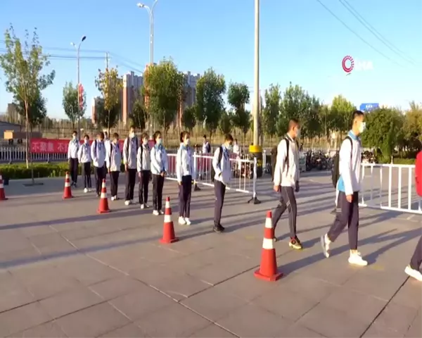 Çin'de yeniden okula dönen öğrencilerin heyecanı