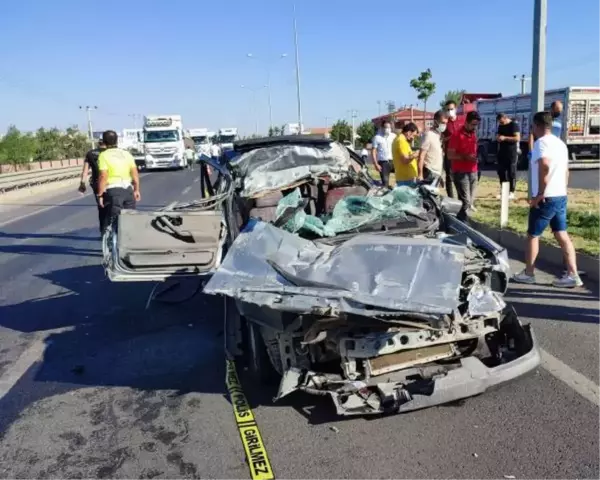 OTOMOBİL, TIR'IN ALTINA GİRDİ 1 ÖLÜ, 1 YARALI