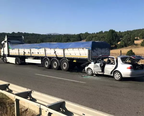 Kütahya'da otomobil tıra çarptı: 2 ölü, 4 yaralı