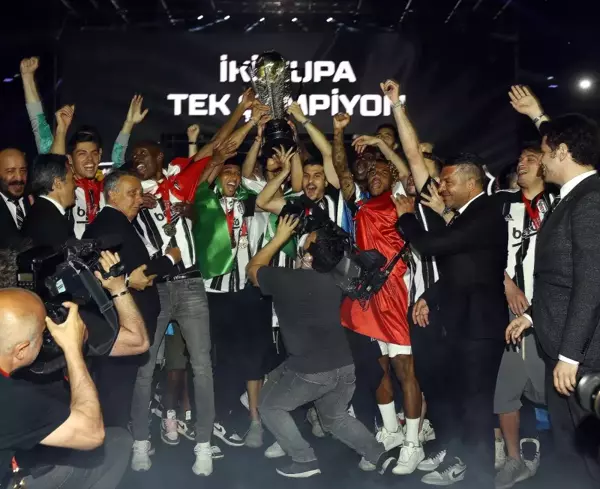 Şampiyon Beşiktaş kupasını aldı (Ek görüntü)