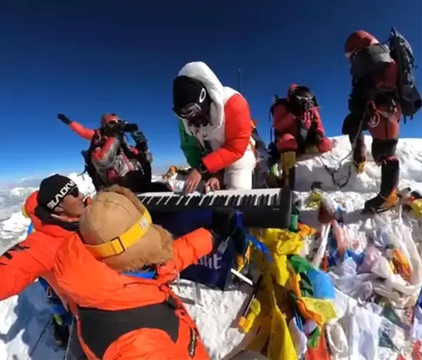 Meksikalı genç dağcı Everest Dağı'nın zirvesinde org çaldı