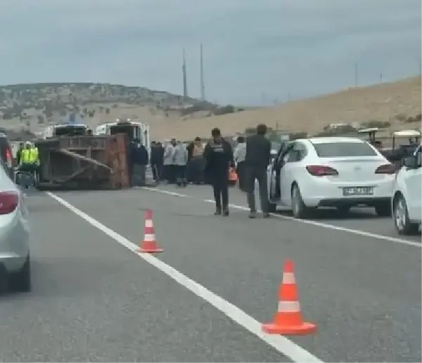 Diyarbakır'da TIR ve traktör çarpıştı: 1 ölü, 1 yaralı