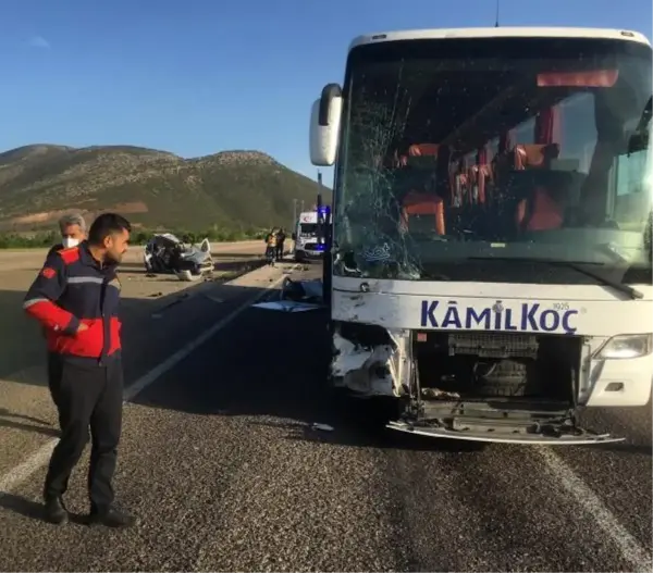 ISPARTA'DA YOLCU OTOBÜSÜ VE HAFİF TİCARİ ARAÇ ÇARPIŞTI 4 YARALI