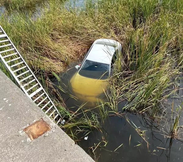 Sakarya'da Otomobil Köprüden Göle Devrildi