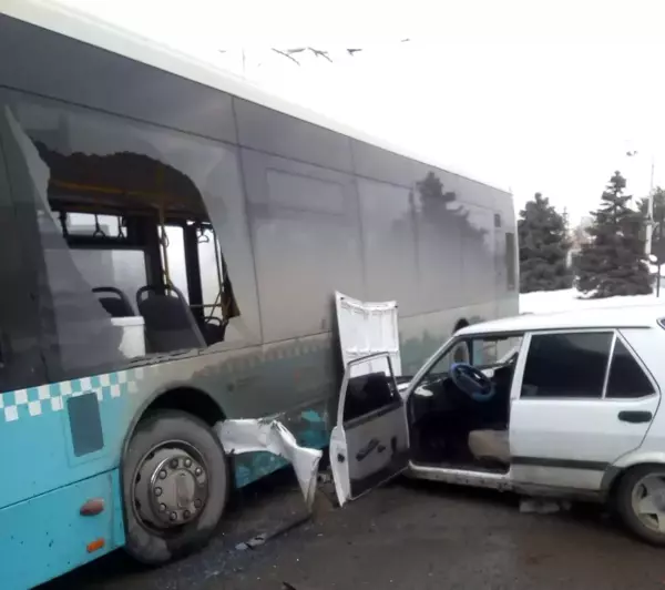 Özel halk otobüsü ile çarpışan araç hurdaya döndü