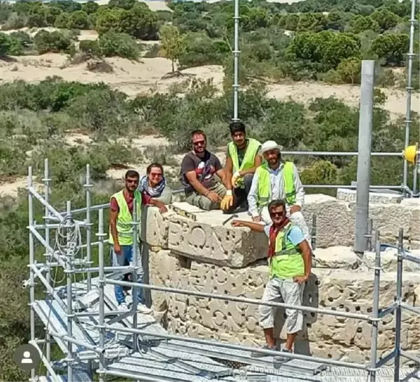 PATARA DENİZ FENERİ YÜKSELİRKEN, ANITSAL YAZIT YERİNE KONULDU