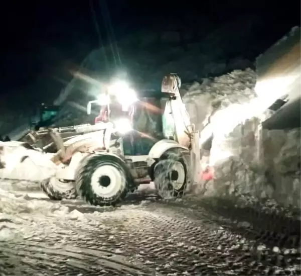 Van'da çığ altında kalan iş makinesi kurtarıldı