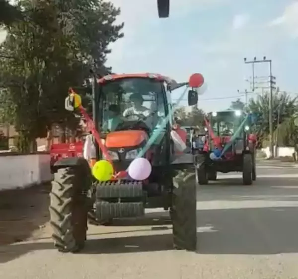 Traktörlerden oluşan sünnet konvoyu renkli görüntülere sahne oldu