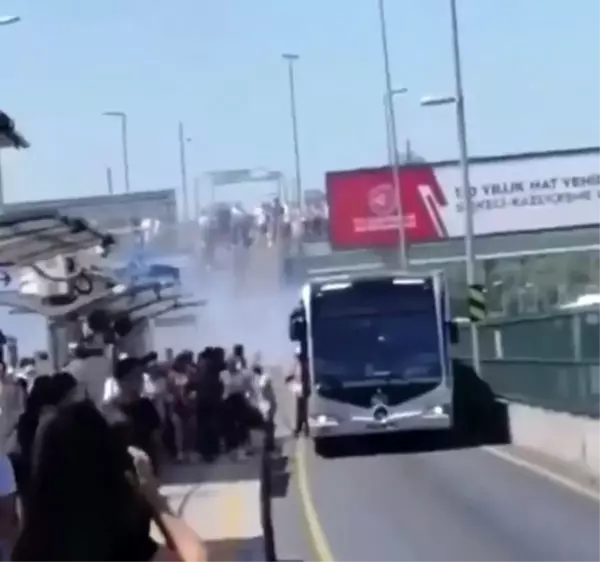 Üsküdar'da metrobüsten dumanlar çıktı, panikle yolcular tahliye edildi