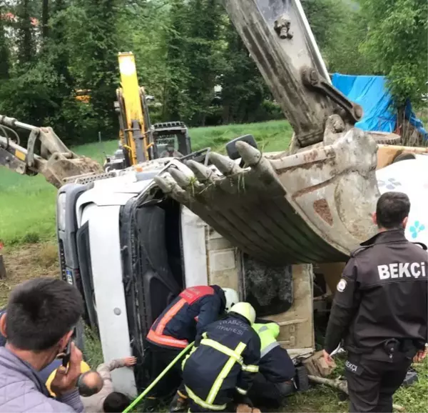 Son dakika haber... Devrilen beton mikserinde sıkışan sürücü itfaiye ekiplerince kurtarıldı