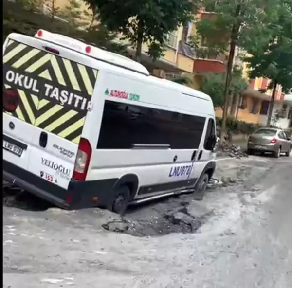 AVCILAR'DA YAĞMUR YAĞDI, YOLDA ÇÖKMELER MEYDANA GELDİ