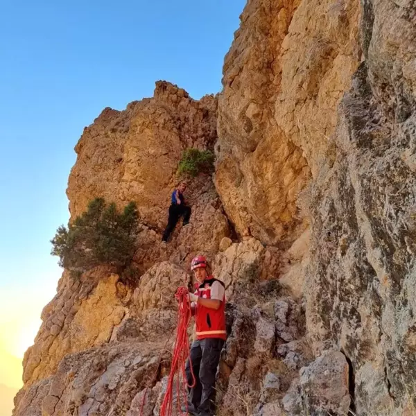 Kayalıklarda mahsur kalan kişi kurtarıldı