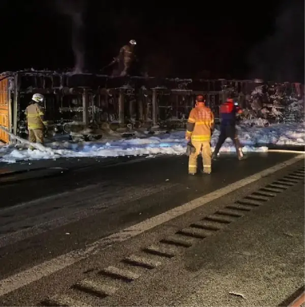 Devrilen TIR'da yangın çıktı, araçta mahsur kalan sürücü yangında öldü