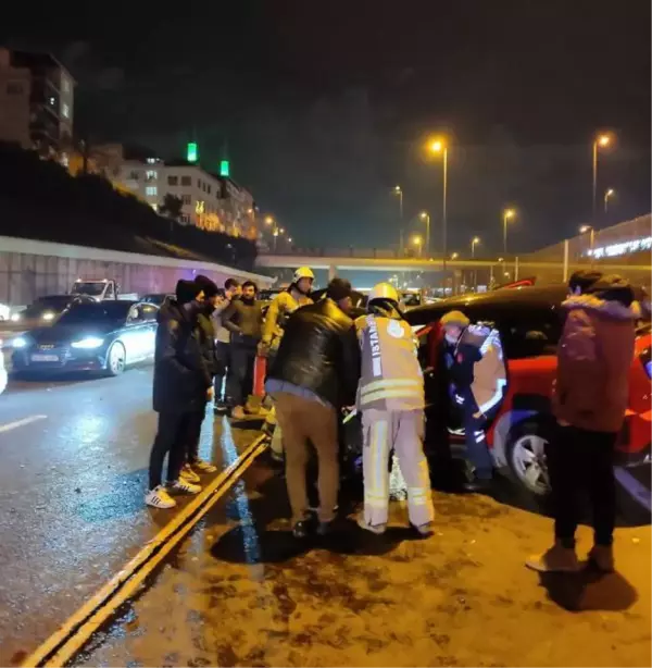 BEYOĞLU'NDA MAKAS ATAN SÜRÜCÜ ZİNCİRLEME KAZAYA NEDEN OLDU