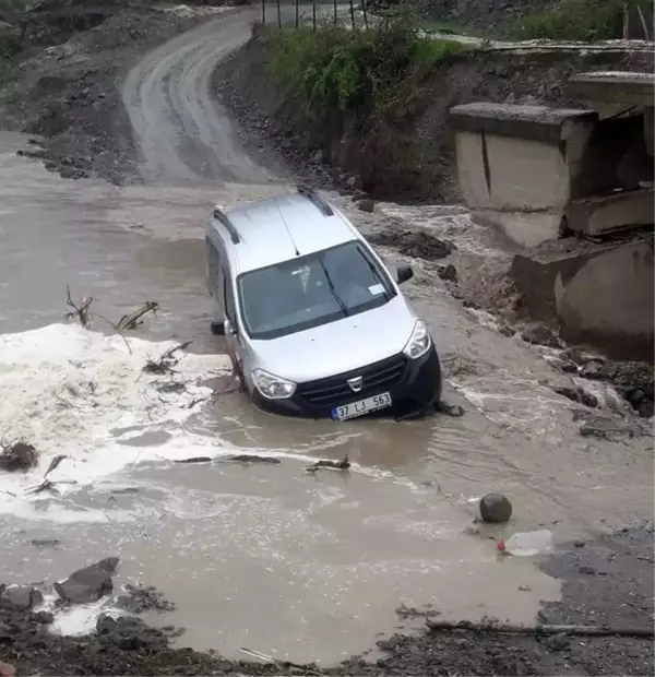 Kastamonu'da 14 köyü birbirine bağlayan köprü selde yıkıldı