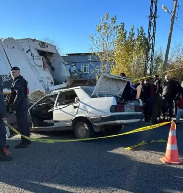 Diyarbakır'da çöp kamyonuyla otomobil çarpışması: 2 ölü, 2 yaralı