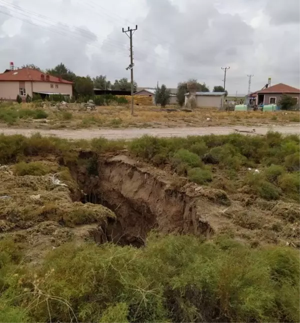 KONYA'DA DEV YARIKLAR, YER ALTI SU SEVİYESİ AZALDIĞI İÇİN OLUŞMUŞ