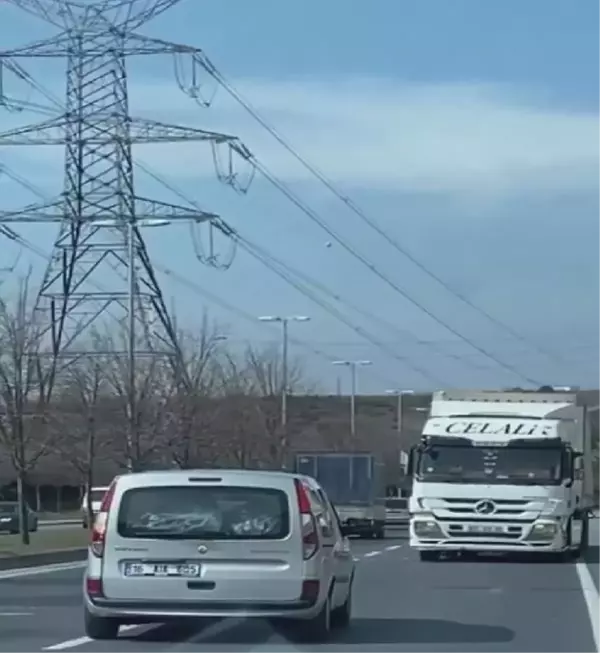 SULTANGAZİ'DE TERS YÖNDE GERİ GİDEN TIR TRAFİĞİ TEHLİKEYE ATTI