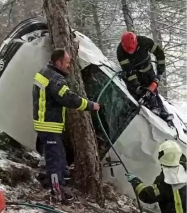 Manisa'da araç uçuruma yuvarlandı: 2 yaralı