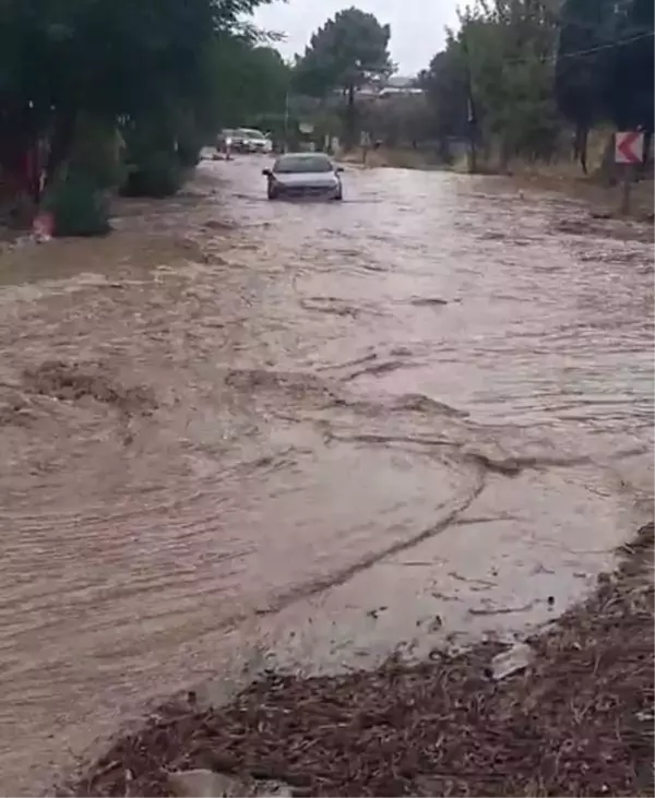 Ezine'de sağanak sonucu Geyikli-Ayvacık yolu ulaşıma kapandı