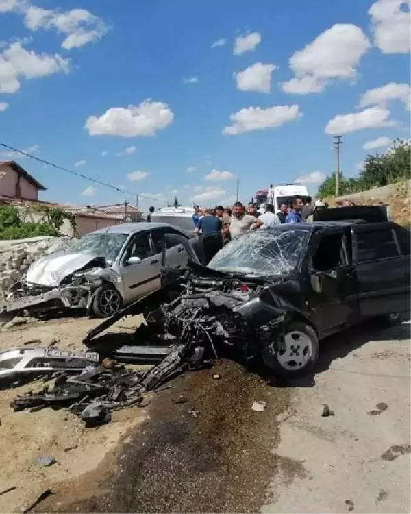 Son dakika haber... KIRIKKALE'DE OTOMOBİLLER KAFA KAFAYA ÇARPIŞTI: 2'Sİ ÇOCUK 10 YARALI