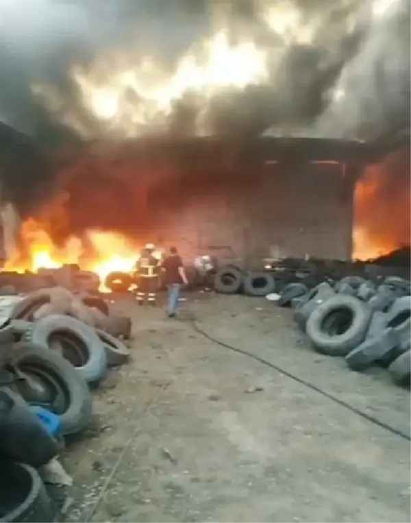 Adana'da Atık Lastik Deposunda Yangın Çıktı