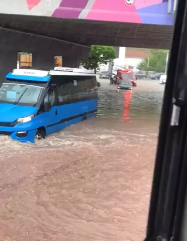 Ankara'da Sağanak Yağış İş Yerlerini Su Bastı