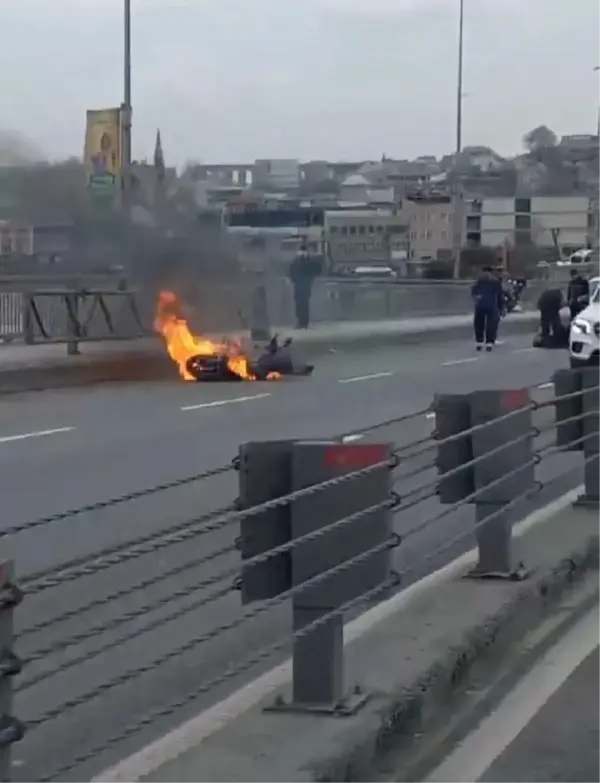 Son dakika! UNKAPANI KÖPRÜSÜ'NDE KAZA YAPAN MOTOSİKLET ALEV ALEV YANDI