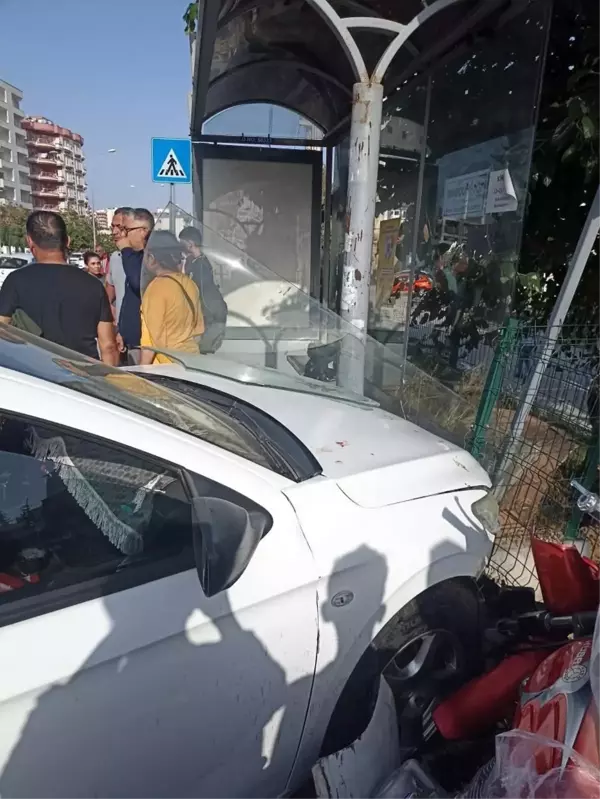 Mersin'de otomobil otobüs durağına daldı