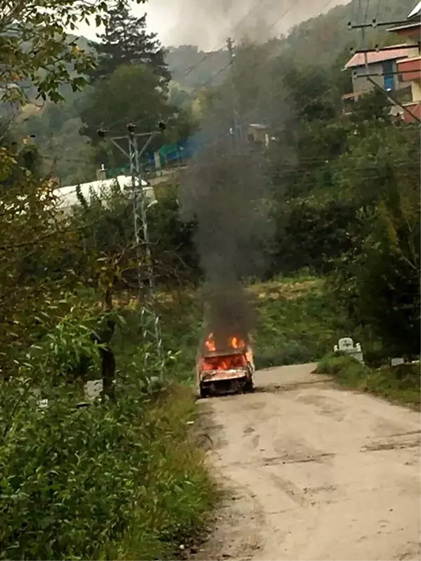 Kastamonu'da otomobil alev alev yandı