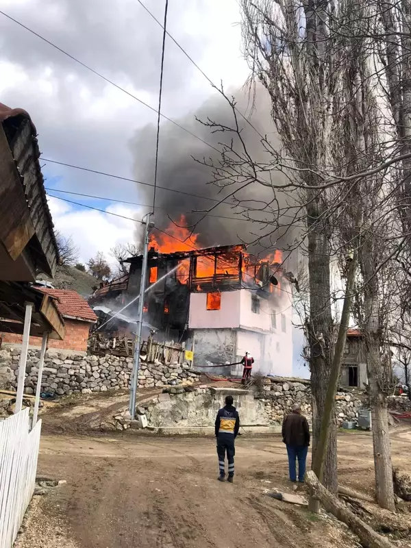 Kızılcahamam'da ahşap ev alev alev yandı