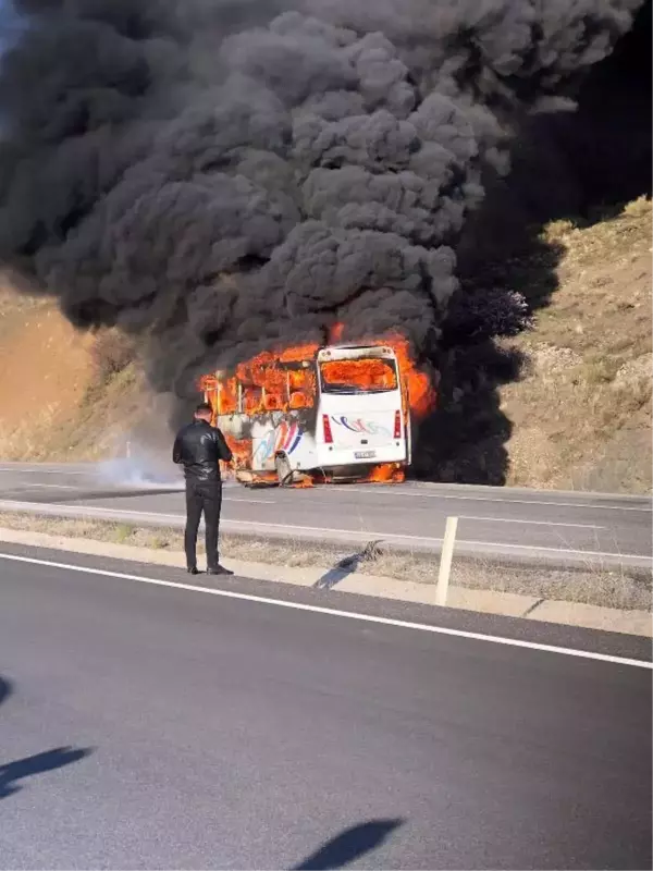 Seyir halindeki işçi servis midibüsü yandı