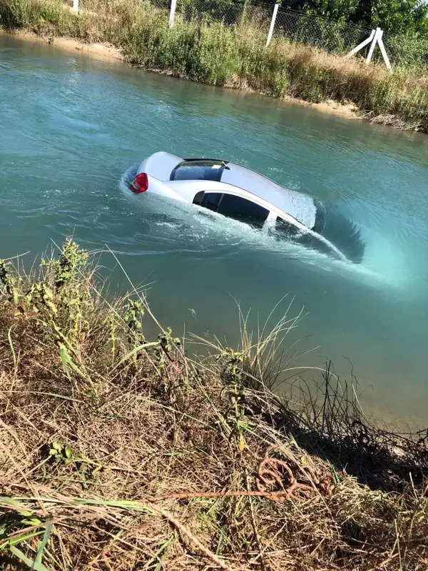 Sulama kanalına uçan otomobilden kendi imkanlarıyla kurtuldu