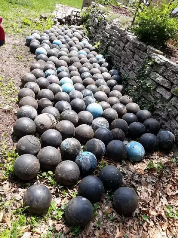 Evinin merdivenlerini yenilemek için yıkan adam, toprağa gömülü 160 adet bowling topu buldu