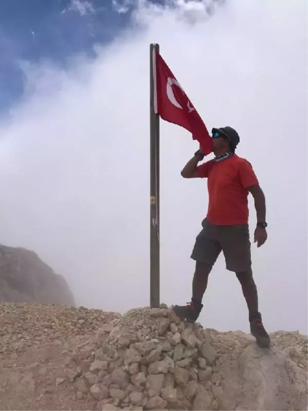 ALADAĞLAR'IN ZİRVESİNDE 7 TÜRK BAYRAĞI