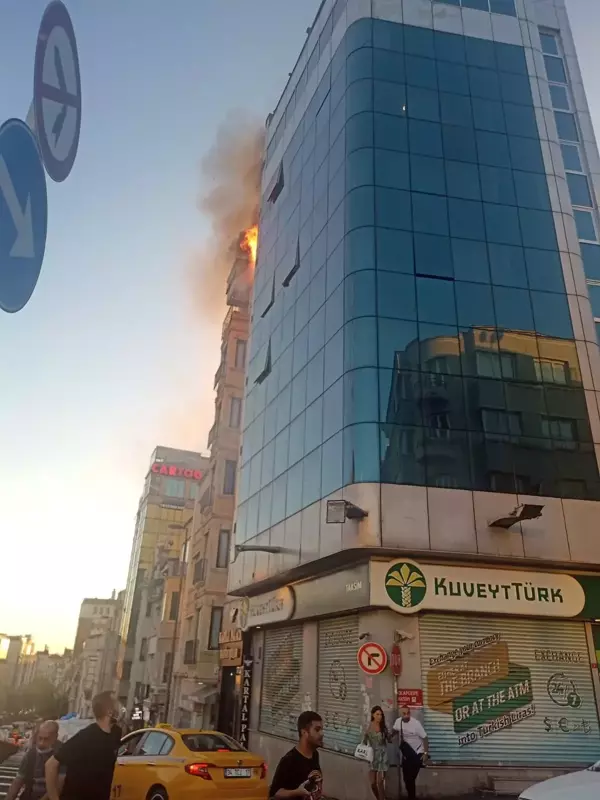 Taksim'de 6 katlı otelde çıkan yangın söndürüldü