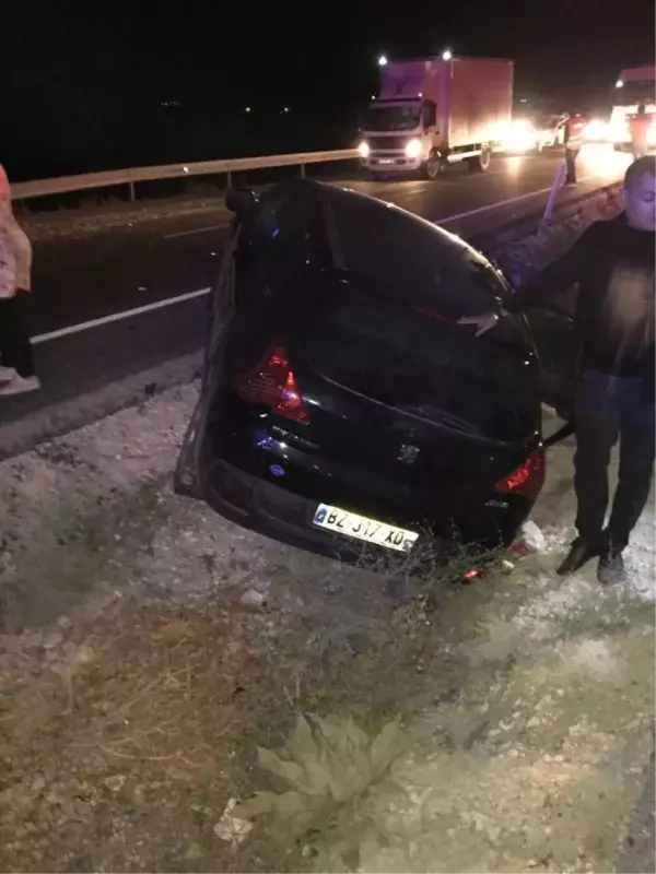 BURDUR'DA OTOMOBİL İŞ MAKİNESİNE ÇARPTI: 1 ÖLÜ, 4 YARALI