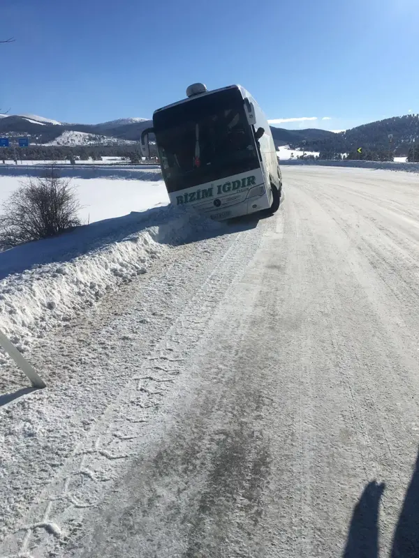 Yolcu otobüsü kara saplandı