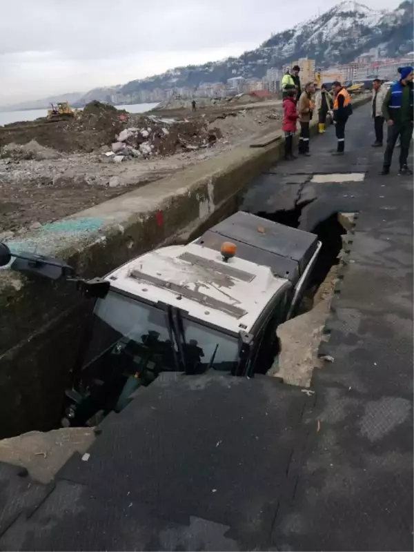 RİZE'DE SAHİLDEKİ YÜRÜYÜŞ YOLUNDA GÖÇÜK; BELEDİYE ARACI ÇUKURA DÜŞTÜ