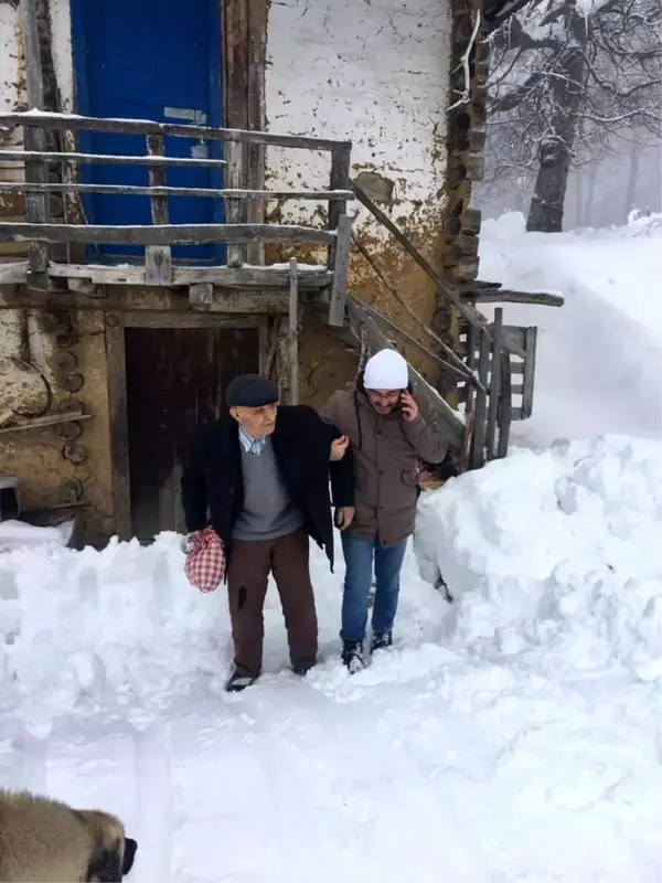 8 gündür evinde mahsur kalan 90 yaşındaki adamı ekipler kurtardı